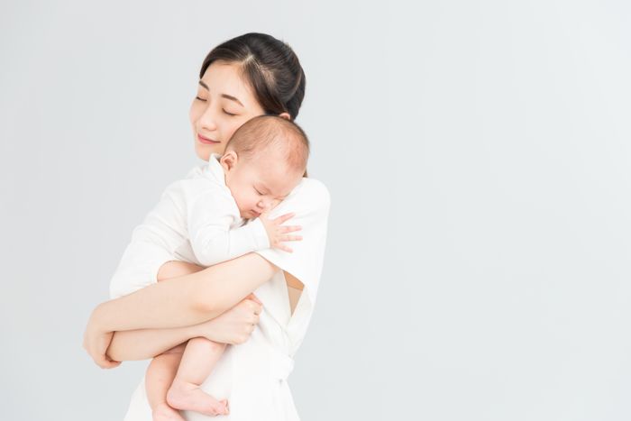 摄图网_500962246_母婴妈妈抱着宝宝睡觉（企业商用）.jpg