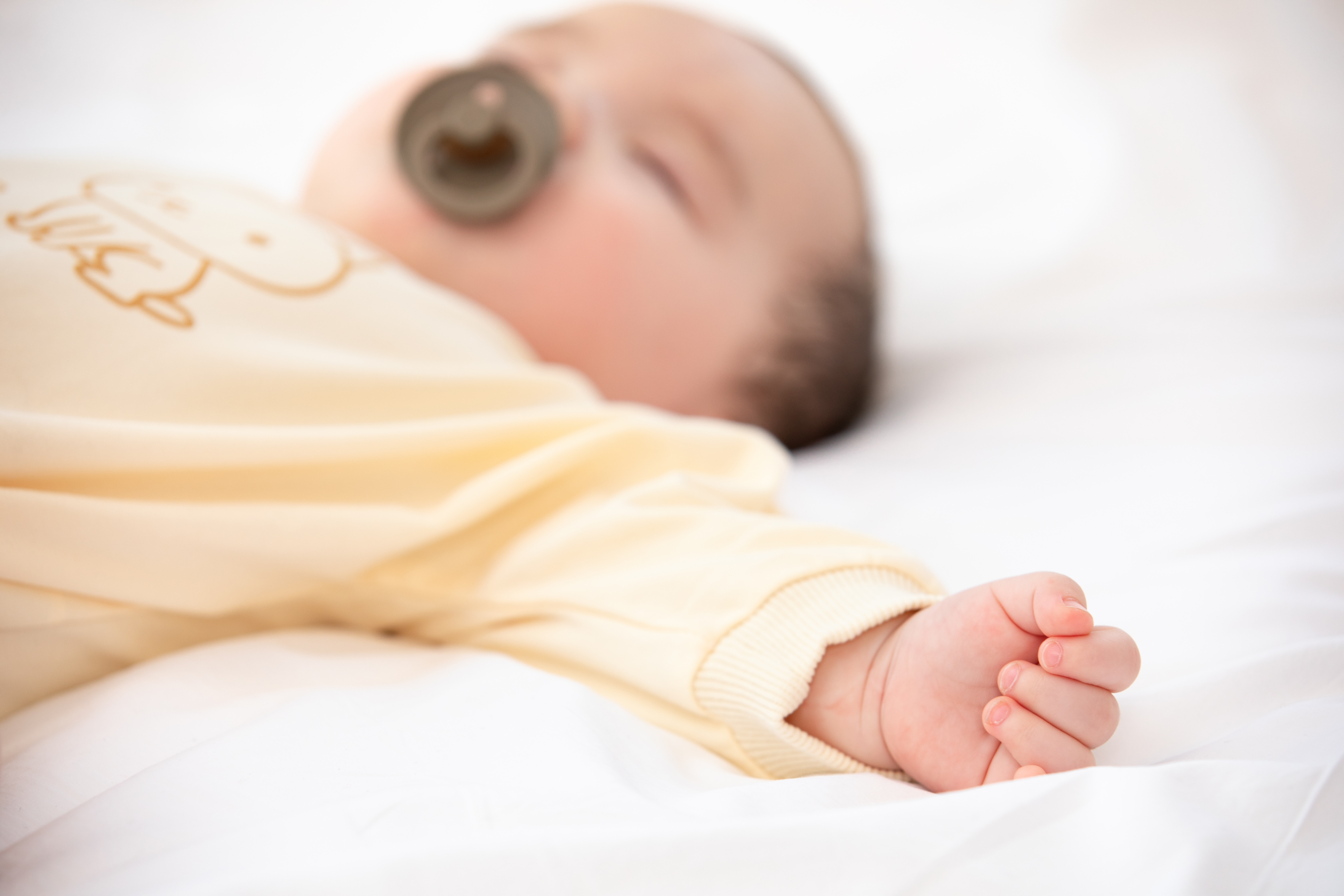 摄图网_501532932_含奶嘴的婴儿睡觉（企业商用）.jpg