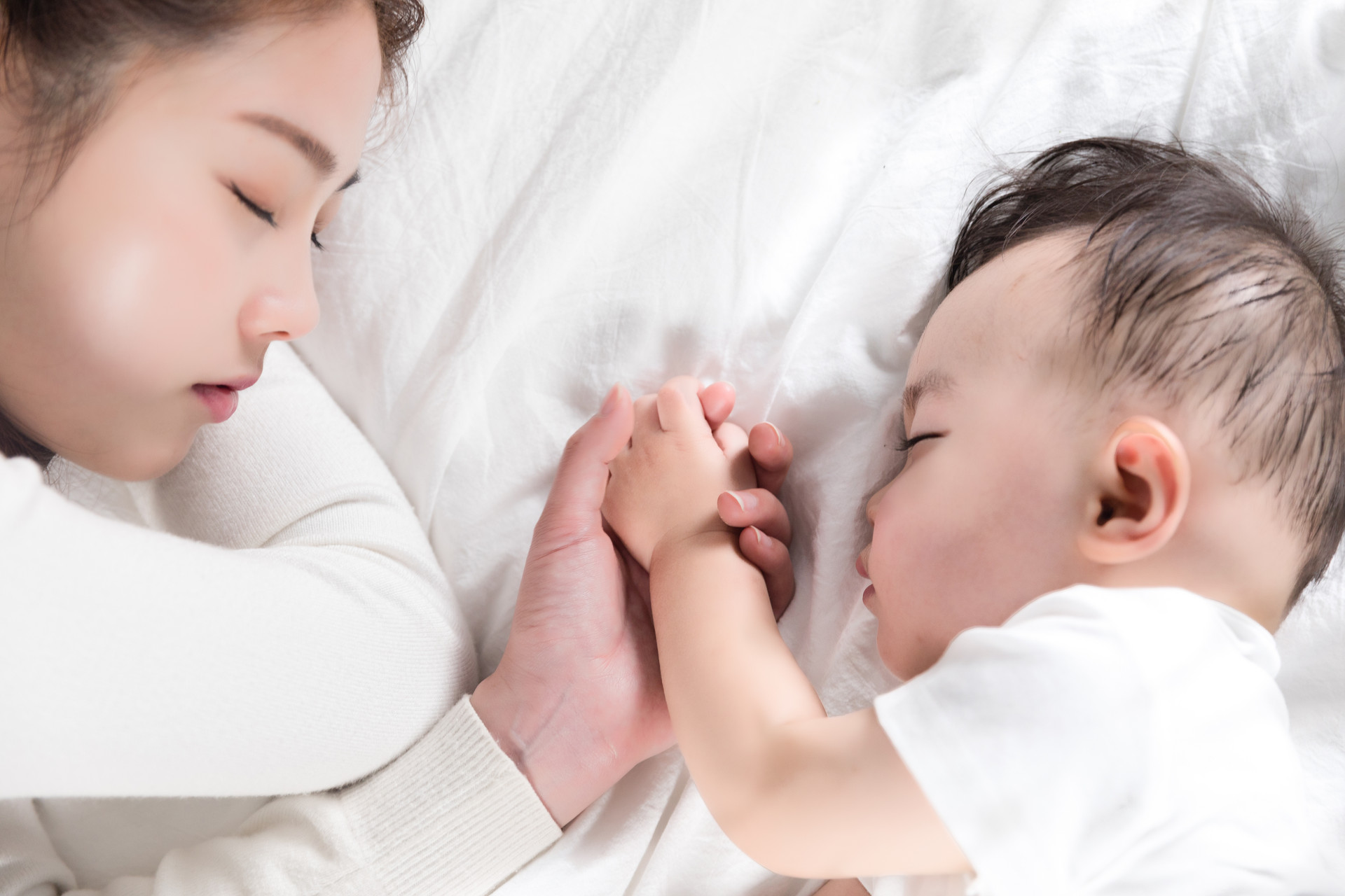 摄图网_501199507_banner_妈妈牵着宝宝的手睡觉（企业商用）.jpg