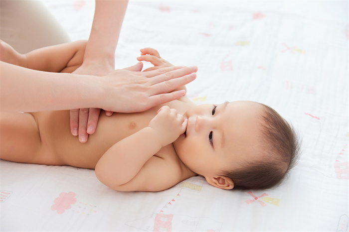 摄图网_501776449_居家生活妈妈给宝宝揉按腹部（企业商用）.jpg