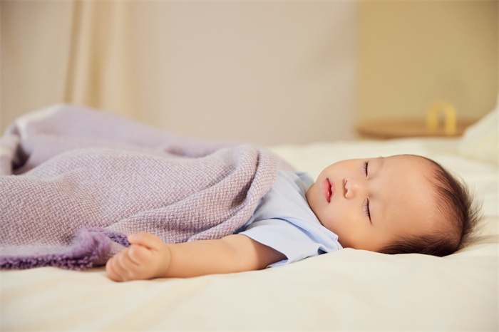 摄图网_501776488_婴幼儿宝宝盖被子床上睡觉（企业商用）.jpg