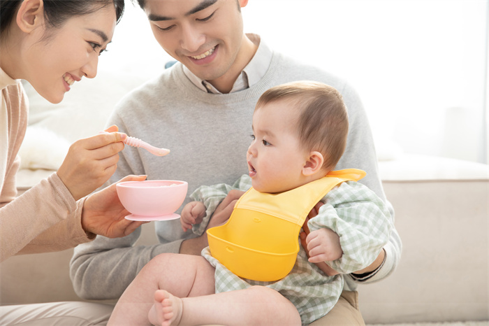 摄图网_501578755_爸爸妈妈喂婴儿吃辅食（企业商用）.jpg