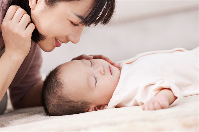 摄图网_501728707_喜爱小宝宝的月嫂（企业商用）.jpg