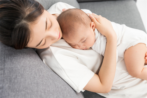 摄图网_500962314_母婴沙发上妈妈抱着宝宝睡觉（企业商用）.jpg