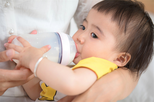 摄图网_501330272_母婴妈妈给宝宝喂奶（企业商用）.jpg