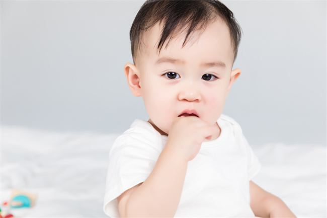 摄图网_501199486_婴儿吸手指（企业商用）.jpg