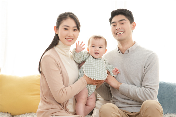 摄图网_501577110_爸爸妈妈和婴儿一起玩闹（企业商用）.jpg