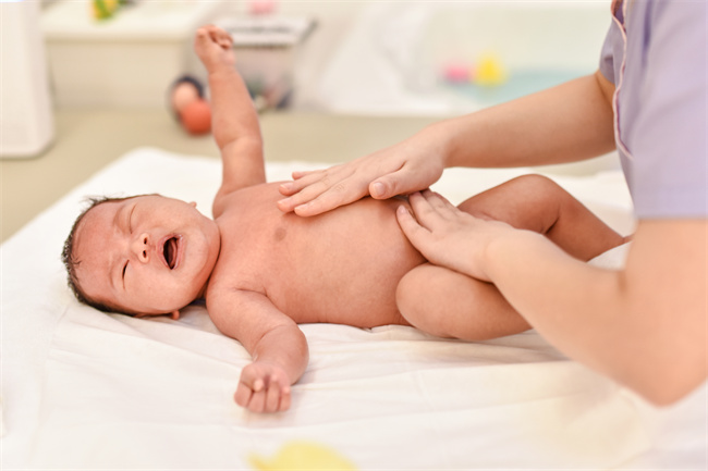 摄图网_501425181_护士给新生儿按摩（企业商用）.jpg
