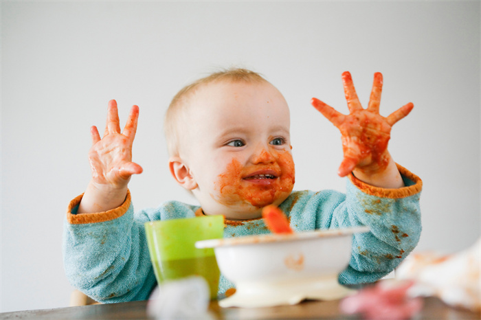 摄图网_501455181_满手是番茄酱的婴儿（企业商用）.jpg