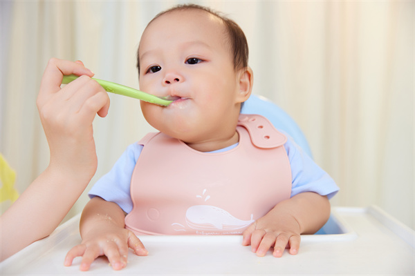 摄图网_501776456_居家生活妈妈给宝宝喂食吃翻（企业商用）.jpg