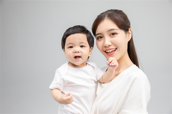 摄图网_501659830_年轻妈妈和宝宝形象（企业商用）.jpg
