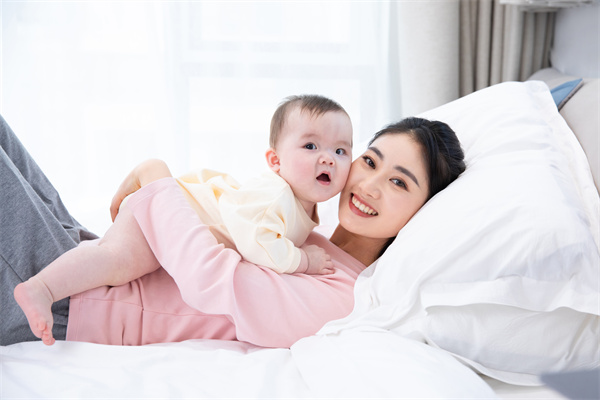 1657963702734539.jpg 摄图网_501576985_妈妈和婴儿幸福玩闹(企业商用).jpg