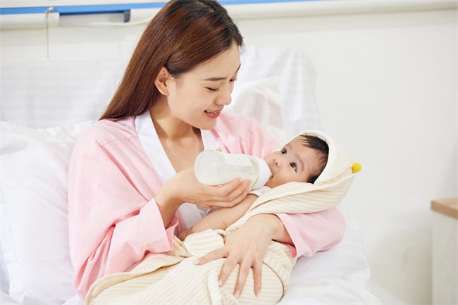 1660466880578130.jpg 摄图网_501694246_月子中心年轻宝妈给新生儿婴儿宝宝喂奶(企业商用).jpg