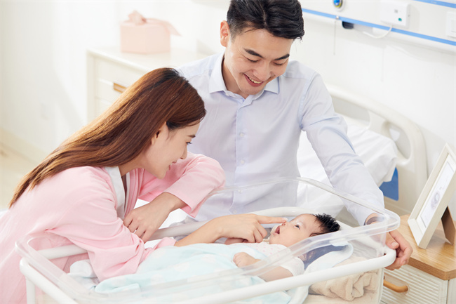 摄图网_501694366_医院产房年轻夫妻和宝宝温馨互动（企业商用）.jpg