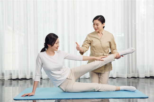 1660553571944496.jpg 摄图网_502384405_月嫂帮产妇做产后护理瑜伽运动(企业商用).jpg