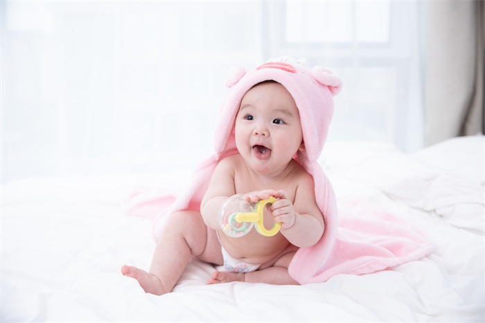 摄图网_501577059_婴儿拿着牙胶玩具玩耍（企业商用）.jpg