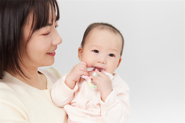 摄图网_501725342_抱着婴儿小宝宝的月嫂（企业商用）.jpg