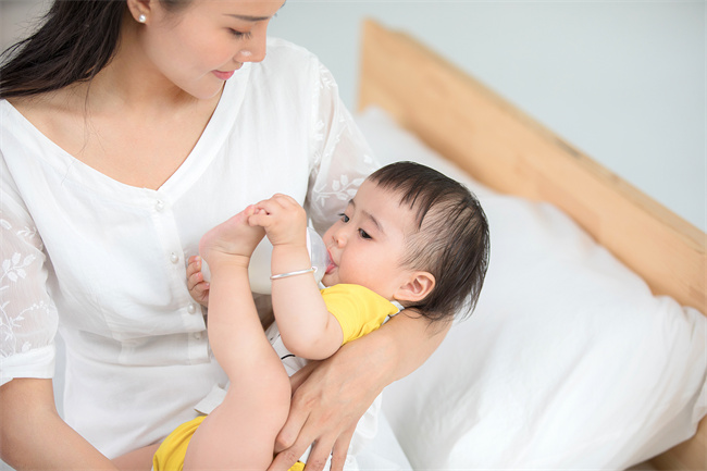 摄图网_501330274_母婴妈妈给宝宝喂奶（企业商用）.jpg