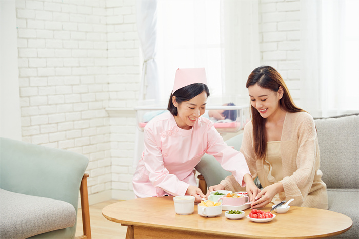 1662427753281400.jpg 摄图网_501692299_月子中心护工给产妇准备月子餐(企业商用) (1).jpg