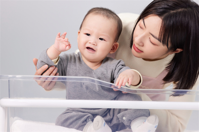 摄图网_501725307_怕生的婴儿排斥月嫂的小宝宝（企业商用）.jpg