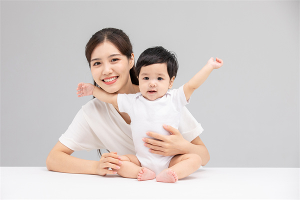 摄图网_501659851_年轻妈妈和宝宝（企业商用）.jpg