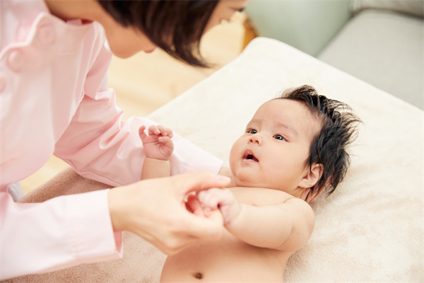 摄图网_501694444_高档月子中心护工和婴儿互动（企业商用）.jpg