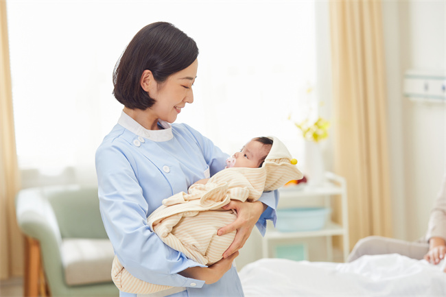 1663550140556526.jpg 摄图网_501694182_高档月子中心护工和婴儿互动(企业商用).jpg