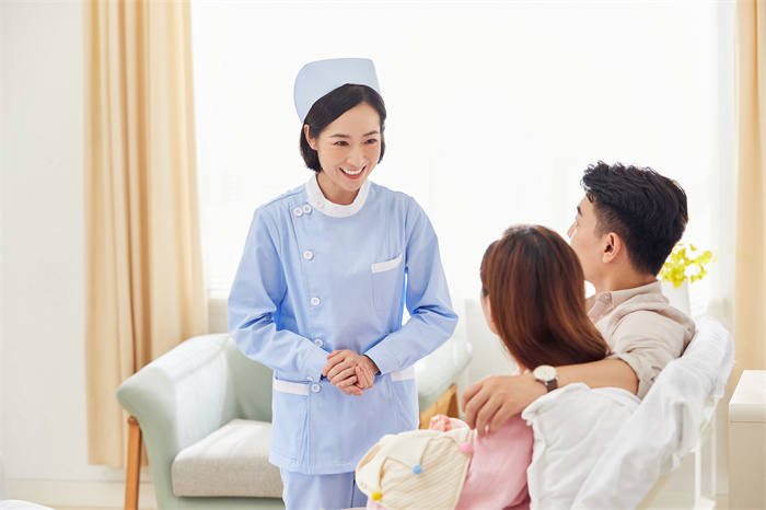 1663550226120730.jpg 摄图网_501693712_月子中心护工问候新生儿父母(企业商用).jpg